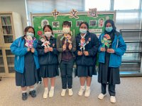 二月十六日 - 皮影戲 同學專心志致地製作皮影戲皮偶，感受中國傳統藝術的樂趣。